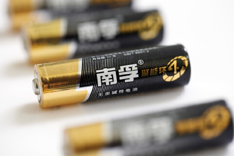 卖电池净利润2亿 安孚科技独家回应高管3000万超高薪质疑：含绩效的现金激励 