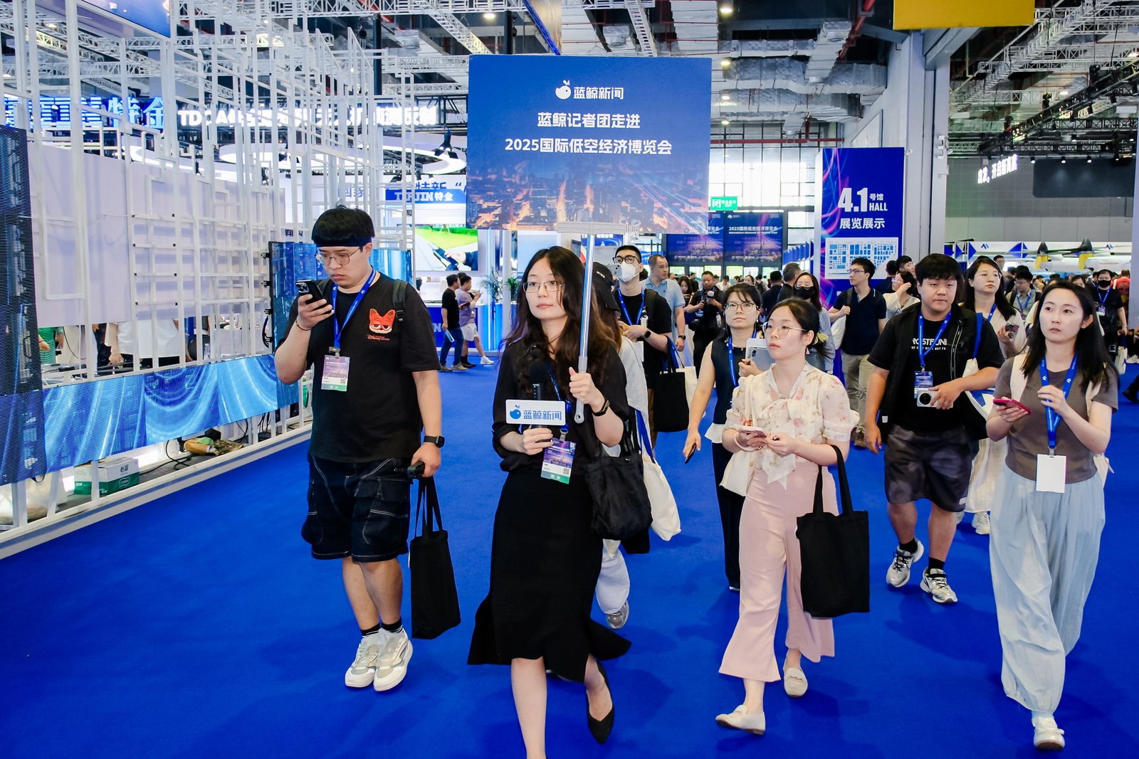 近300家全球头部企业齐聚，蓝鲸全国记者团探营2025低空经济国际博览会