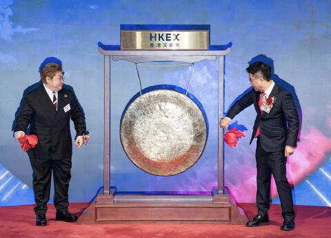 募资约101亿港元,东鹏饮料港股上市首日股价涨1.69%