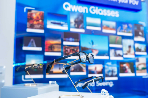 千问DAU逼近豆包后的“下一仗”：发布AI眼镜，抢占物理世界未来入口