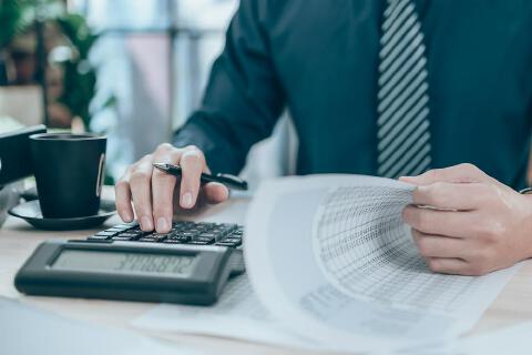 财富趋势2025年扣非净利2.47亿下滑近10%，软件销售收入1.1亿元同比降三成